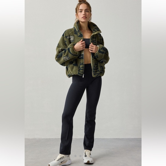 NWT Women’s Nike Sportswear High-Pile Fleece Zip- Up Jacket - Picture 3 of 13